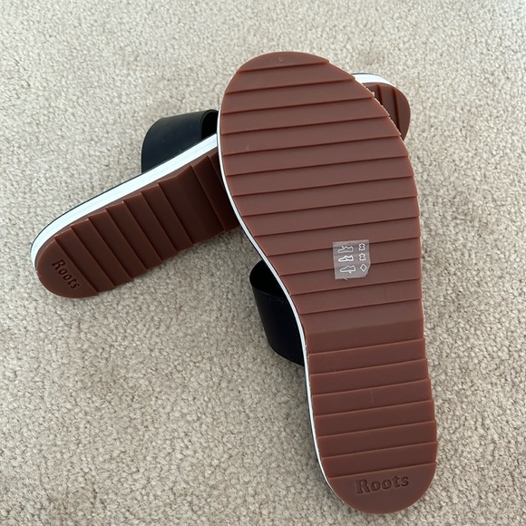 💜 HOST PICK 💜 Roots Kingston Sandal in Black - Picture 5 of 9
